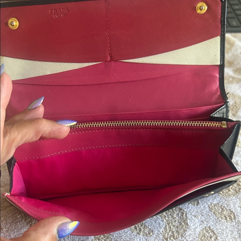 Pre-loved PRADA Black Saffiano leather fwallet with gold finish PRADA lettering - Picture 4 of 6